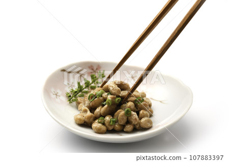 納豆 說起日本食品，納豆飯（日本食品、日本料理、納豆菌）是一道用營養豐富的大豆製成的傳統日本菜餚。 107883397