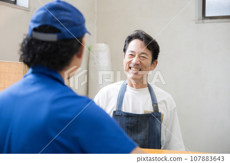 一名男子提供快遞服務和包裹並搬家的圖片 107883643