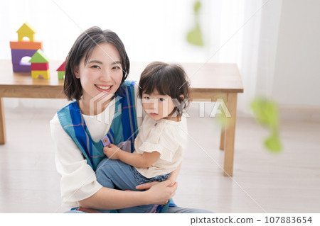 幼兒園老師和孩子玩積木 保母的特寫鏡頭看著相機 107883654