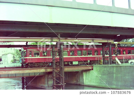 Keikyu, up-line limited express, former 1000 class, crossing the Meguro River under Kitababa-Minamibaba Station (currently Shin-Baba Station), September 23, 1976 107883676