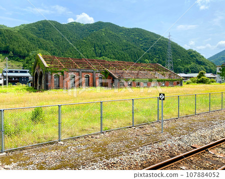 Decaying old station building 107884052