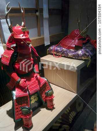 真田的盔甲套裝/戰國時代，真田家的紅色盔甲（坐姿。坐姿） 107884384