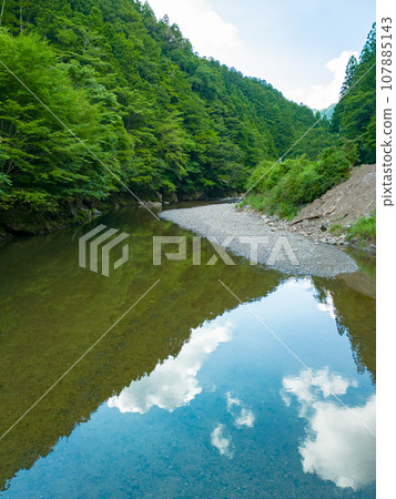 高野山山麓，盛夏的野佐川村，河原冰川 107885143