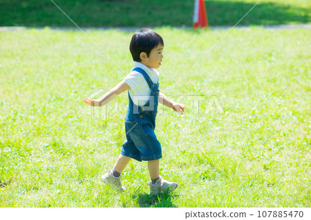 kids on grass field 107885470