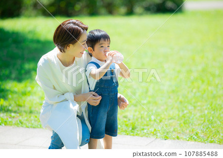 kids on grass field 107885488