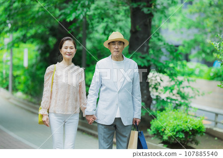 Middle-aged couple shopping 107885540