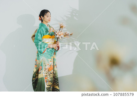 Woman in long-sleeved kimono 107885579
