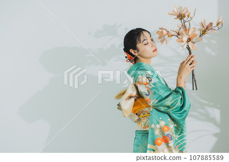 長袖和服的女人 107885589