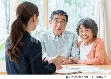 與女商人諮商的年長夫婦 107886040