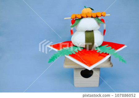 Handmade crepe kagami mochi 107886052