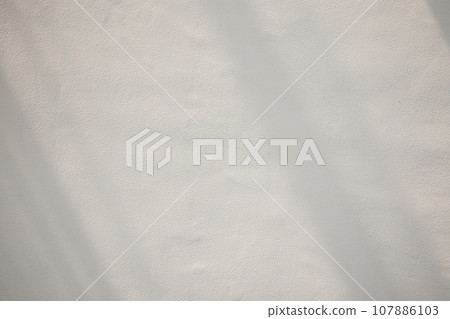 Window shadow drop on white wall background 107886103
