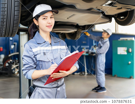 Female car mechanic AI generated image 107887631