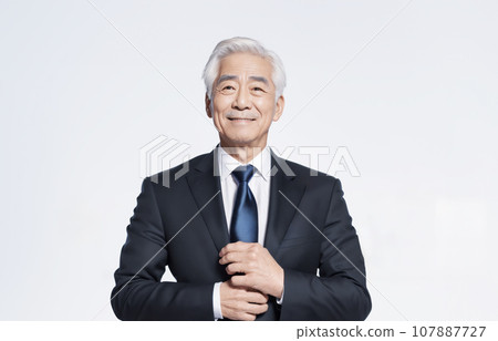 穿西裝的日本老人 107887727