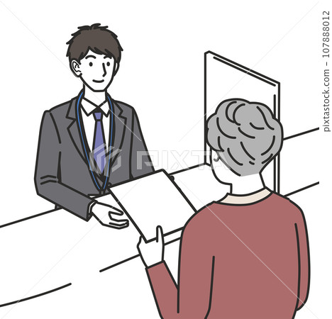 奶奶在櫃檯遞文件 107888012