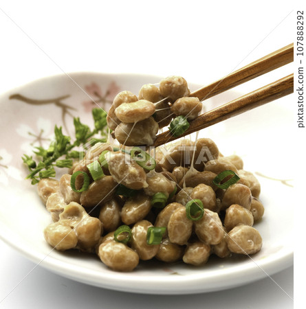 Picking up natto with chopsticks. Speaking of Japanese food, natto rice (Japanese breakfast image) is made with nutritious soybeans. Picking up natto with chopsticks. Speaking of Japanese food, natto rice (Japanese breakfast image) is made with nutritious soybeans. 107888292