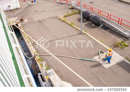 Wharf terminal, departure, rope handler adjusting the length of the hawser 107888565