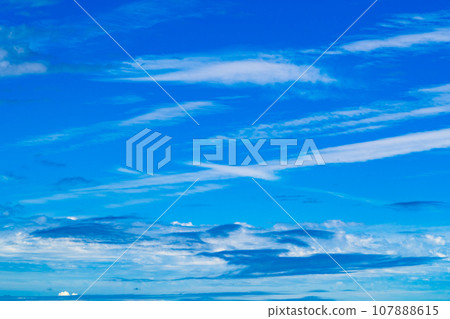 雲朵在秋日藍天相交，色度對比高 107888615