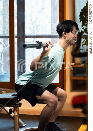 年輕人在健身房訓練身體 107890709