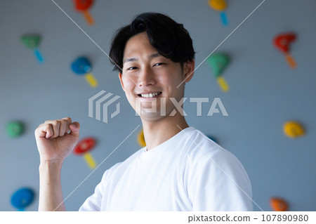 參加抱石健身房的年輕人 107890980