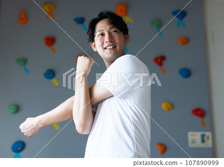參加抱石健身房的年輕人 107890999