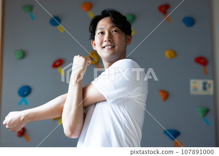 參加抱石健身房的年輕人 107891000