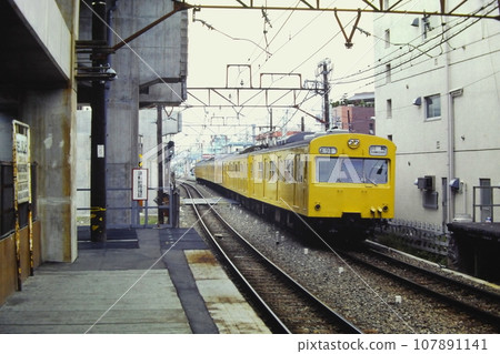 Nambu Line 101 series Kumoha 101-163 and others entering Musashi-Shinjo Station during elevated construction, May 27, 1983 107891141