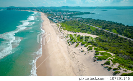 澳洲藍色的海水和長長的海灘 107891146