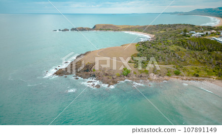 翡翠海灘的大海和白色的沙灘 107891149