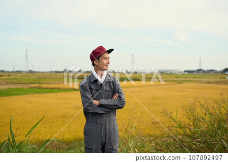 rice farmer man 107892497