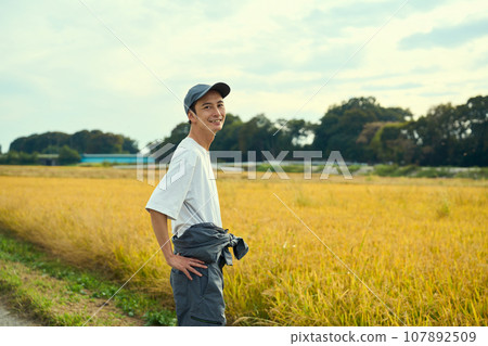 rice farmer man 107892509