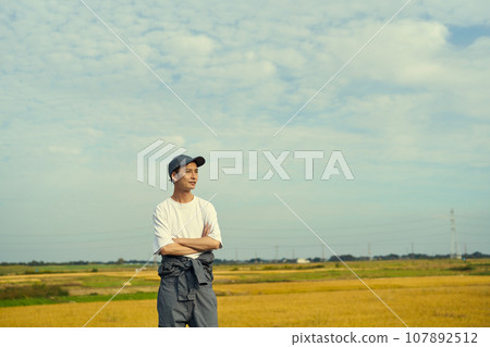 rice farmer man 107892512