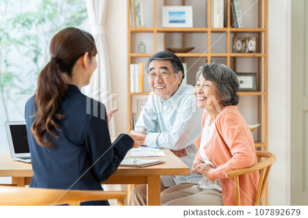 接受訪問銷售的資深夫婦 接受訪問銷售的資深夫婦 107892679