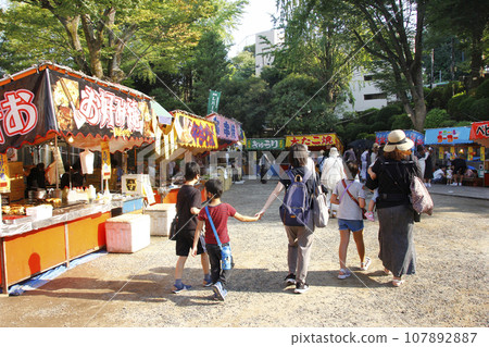 A photo of the stalls at the festival. Parents and children can walk around the fair together and look for the stalls they are looking for. Walk while eating your favorite food 107892887