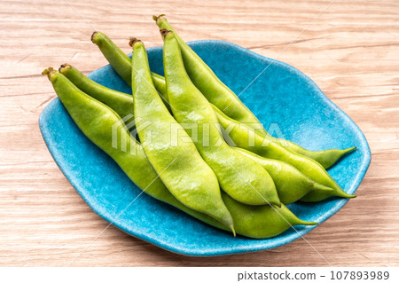 flat green beans 107893989