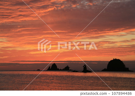 海被弄髒在日落 107894486