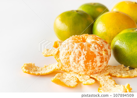 Peeled very early mandarin oranges, Satsuma mandarin oranges, mandarin oranges, albedo 107894509