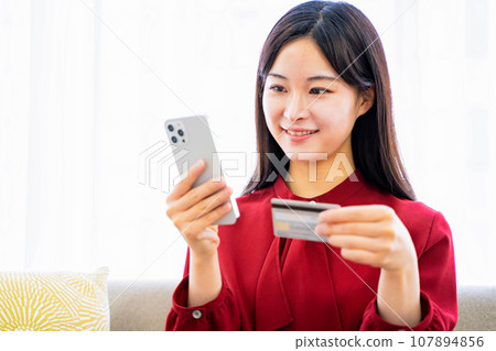 Young woman shopping with smartphone 107894856