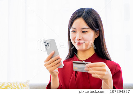 Young woman shopping with smartphone 107894857