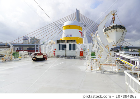 青函渡輪紀念船八甲田丸和青森灣大橋 青函渡輪紀念船八甲田丸和青森灣大橋 107894862