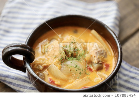 番茄奶油湯配大量鮭魚 番茄奶油湯配大量鮭魚 107895454
