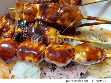 串燒雞肉（tsukune、蔥等）和米飯。 107895612