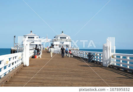 加州洛杉磯衝浪者海灘附近的馬里布碼頭（路人的背部或臉部模糊） 107895832