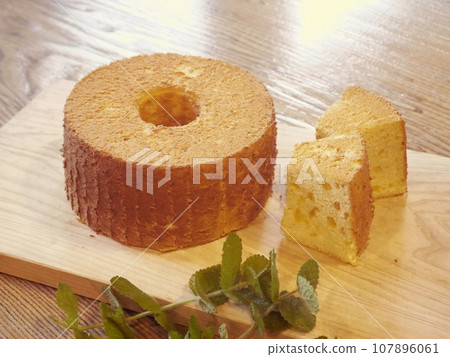 Chiffon cake hall 107896061