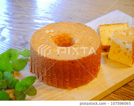 Chiffon cake hall 107896065