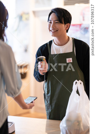 讀取二維條碼的男職員 107896317