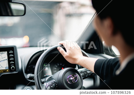 年輕人開車出去 年輕人開車出去 107896326