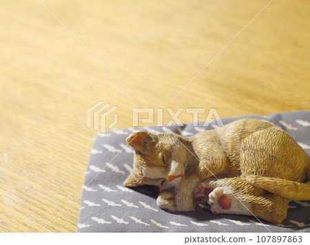 睡覺的貓小雕像 107897863