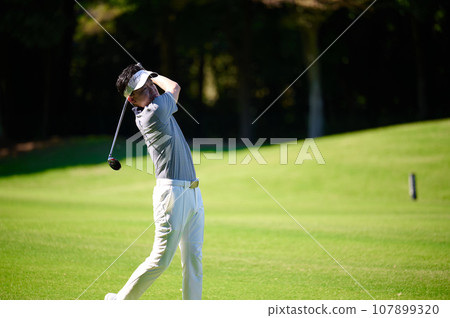 Male golfer in his 40s 107899320