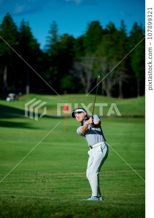 40多歲的男性高爾夫球手 107899321