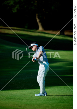Male golfer in his 40s 107899329